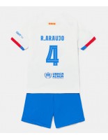 Barcelona Ronald Araujo #4 Venkovní dres pro děti 2023-24 Krátký Rukáv (+ trenýrky)